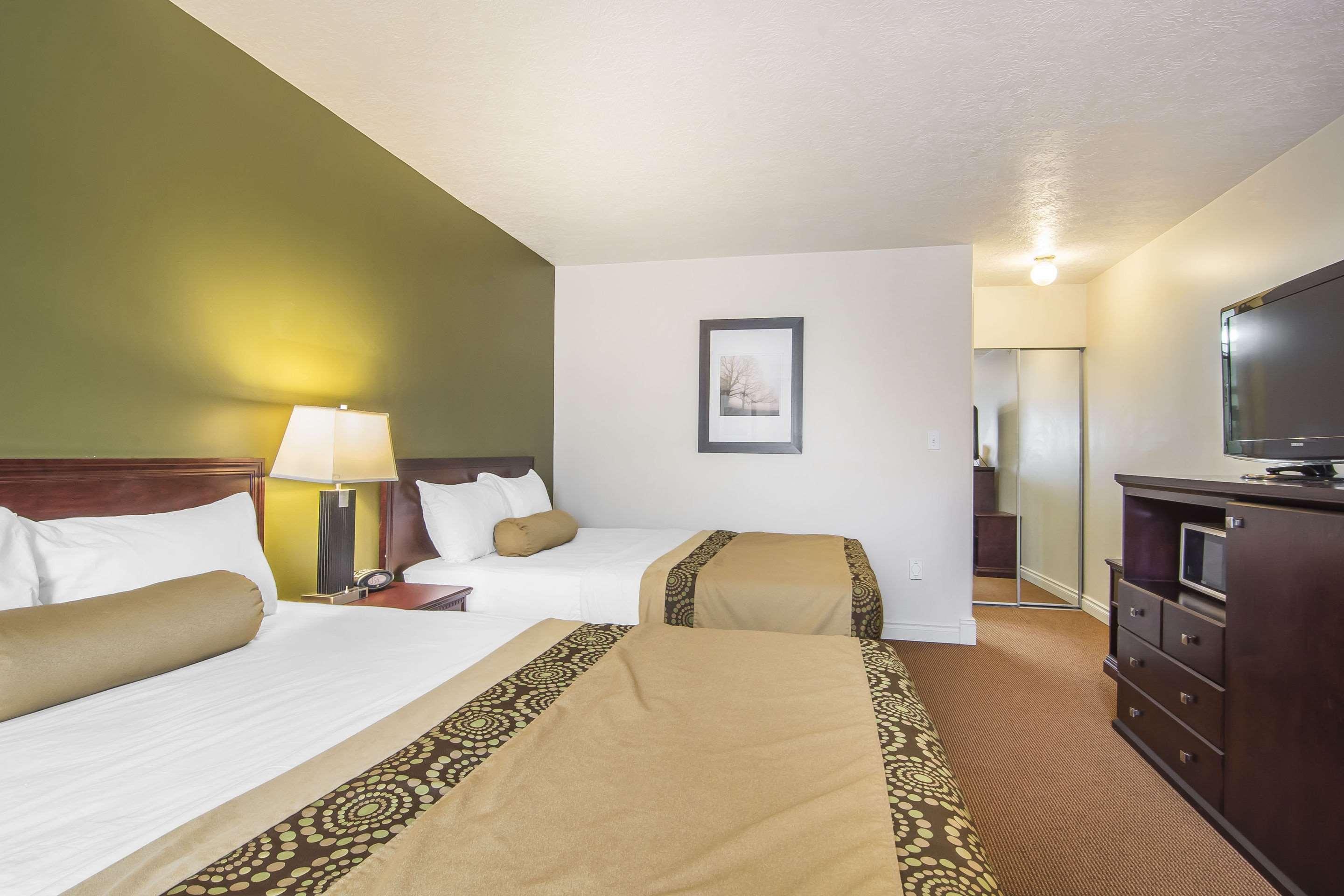 Efficiency, 2 Queen Beds