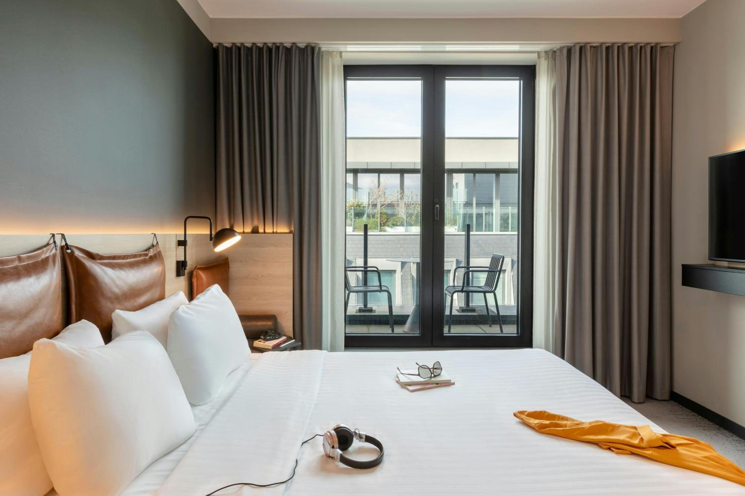 Moxy, Queen Bed, Balcony, High Floor