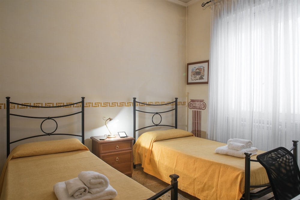 ROOM, DOUBLE BED, SHARED BATHROOM