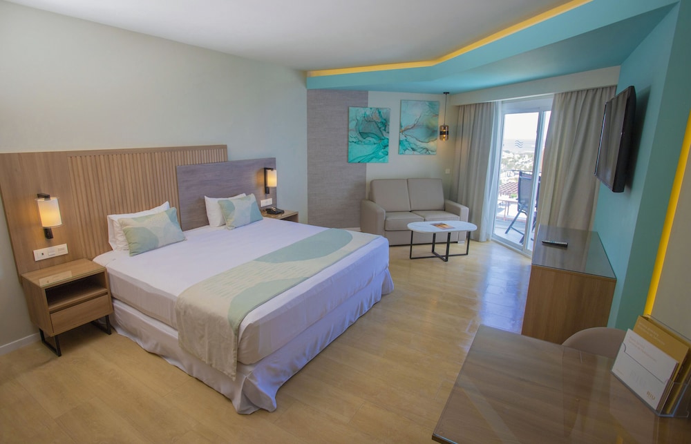 جناح جونيور بسريرين مزدوجين بإطلالة جزئية على البحر، RIU Palace Antillas - Adults Only - All Inclusive 3/4