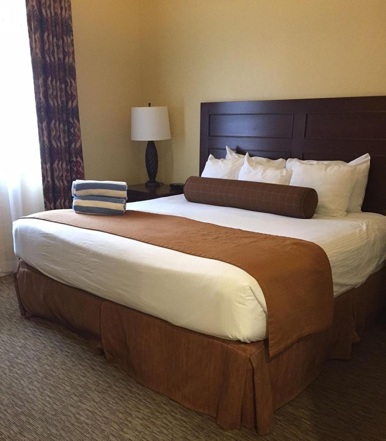1 BEDROOM, KING BED, SOFA