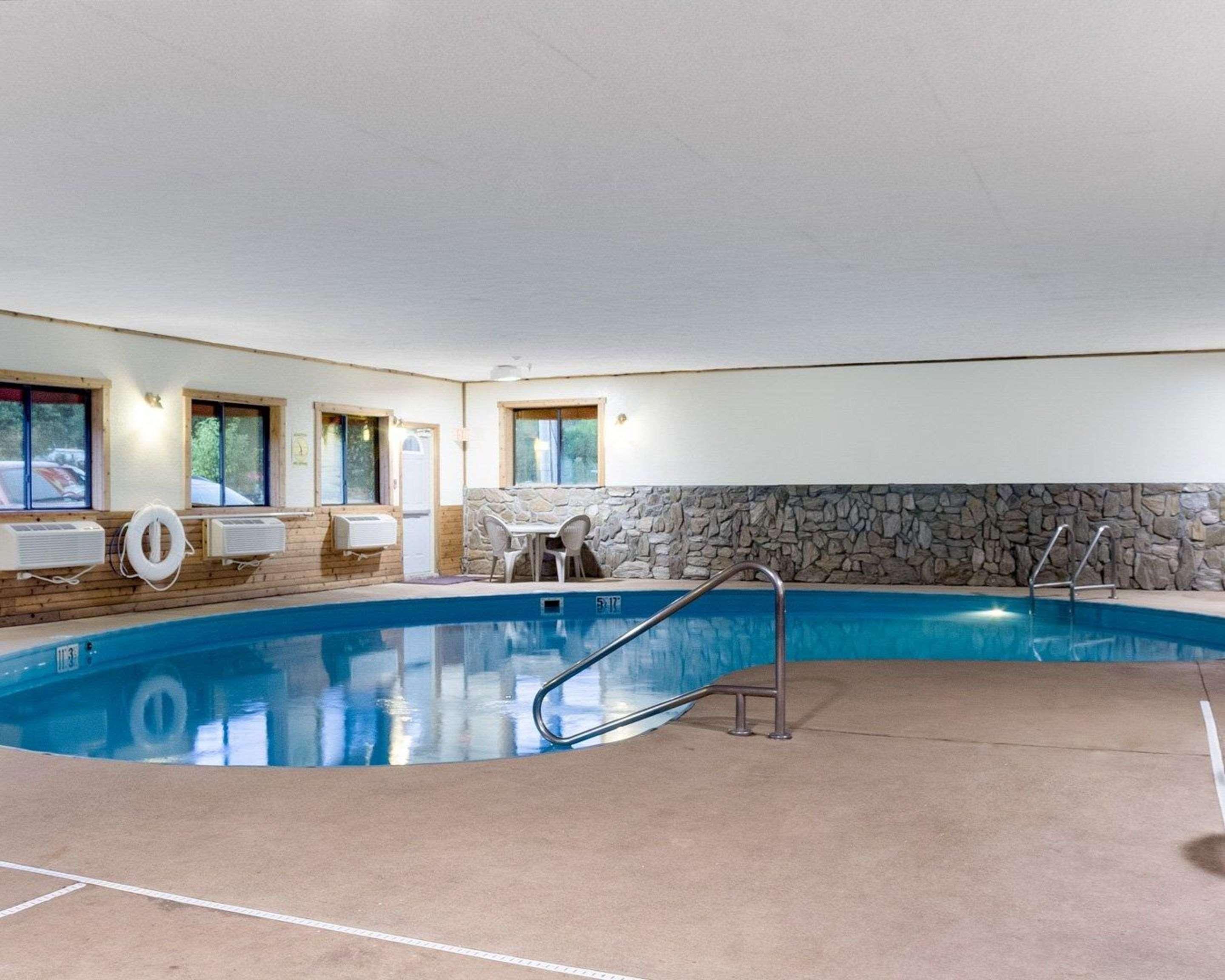 Royal Inn Keystone (ex Econo Lodge Near Mt. Rushmore Memorial) 13/20