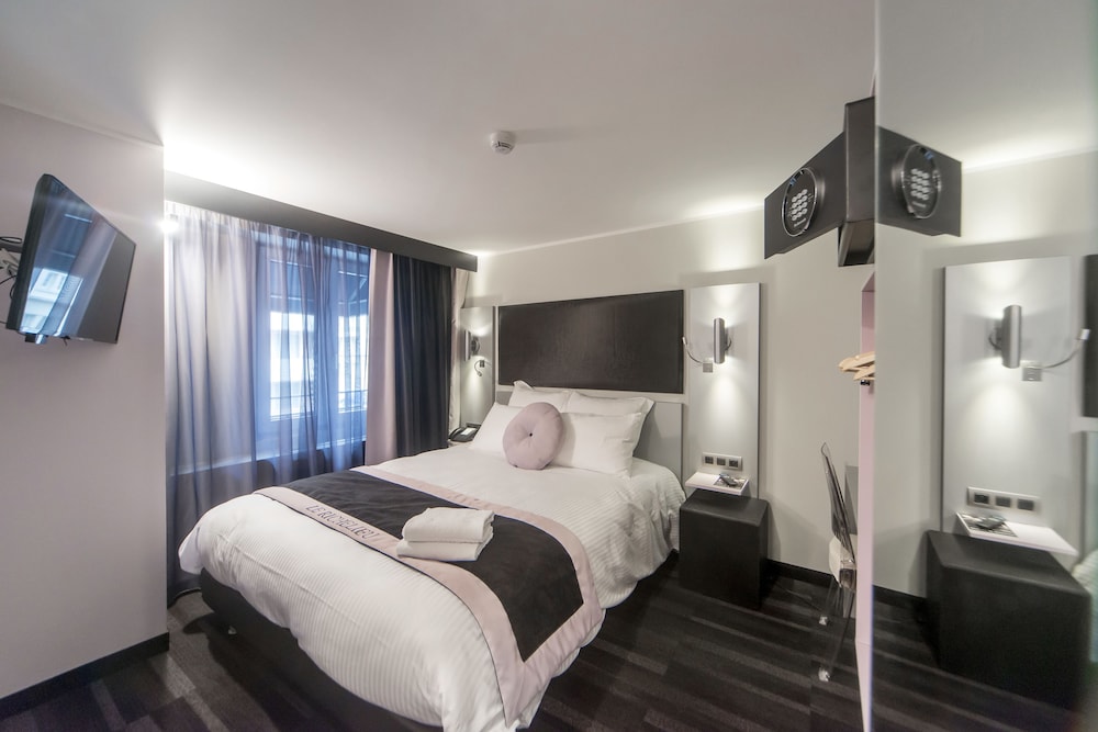 ROOM, DOUBLE BED
