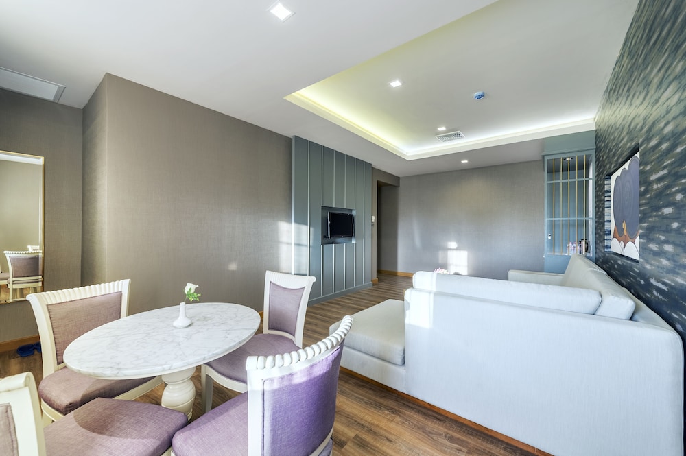 Royal Rattanakosin Hotel 37/63