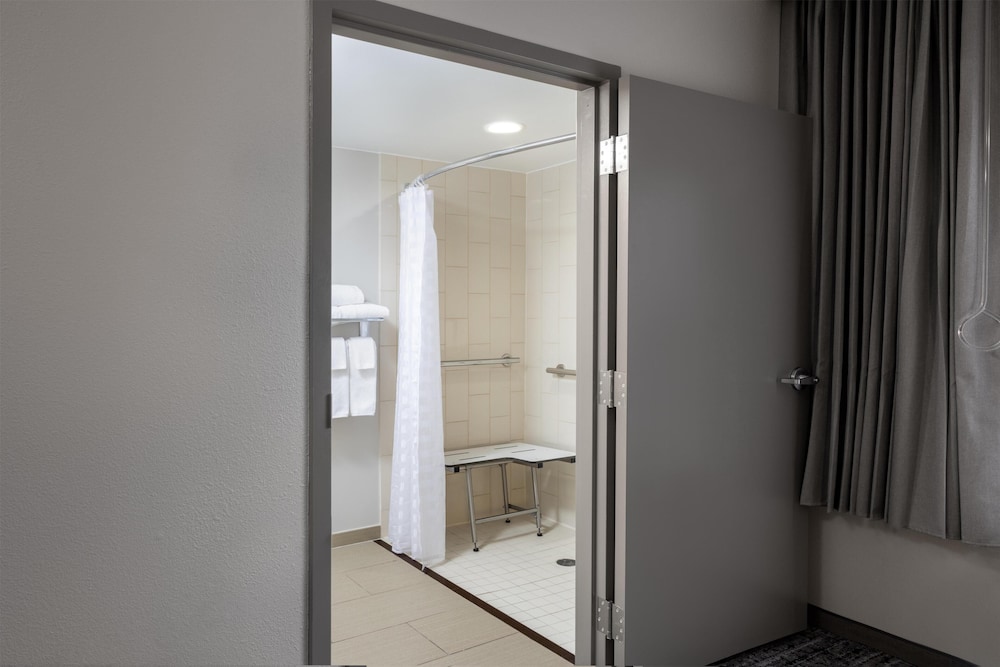Hyatt Place Indianapolis Airport 65/65