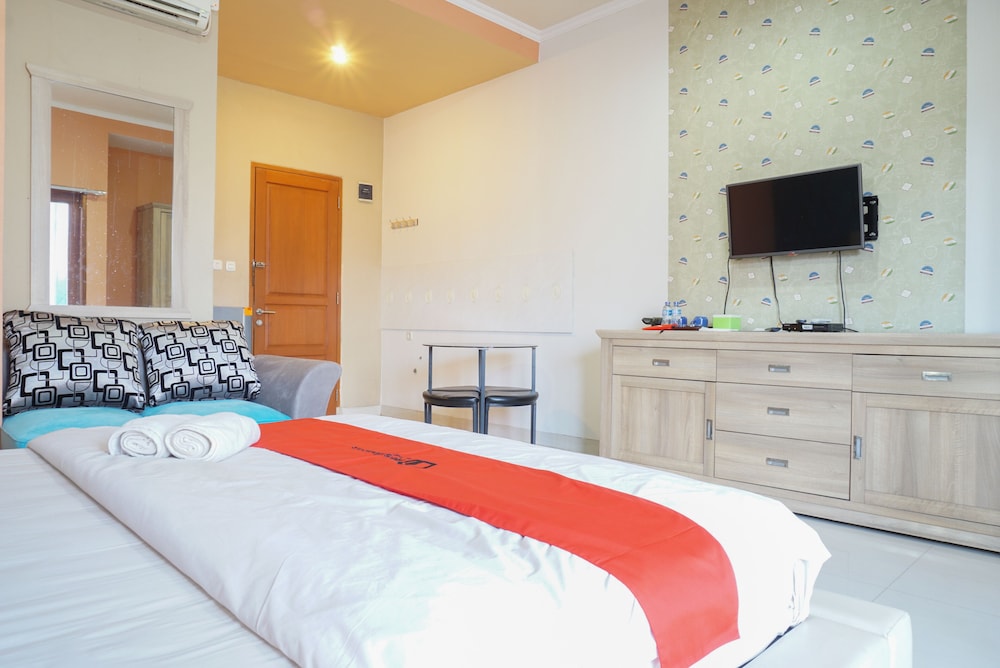 Residences By RedDoorz near Kemang Square 7/33