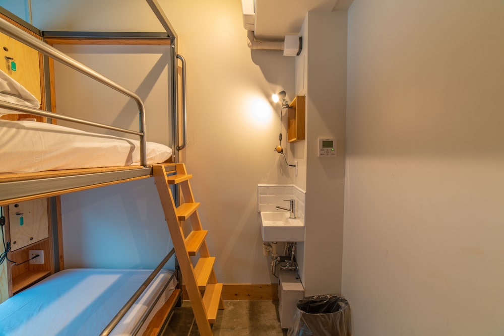 PRIVATE, TWIN BEDS, BUNK BED