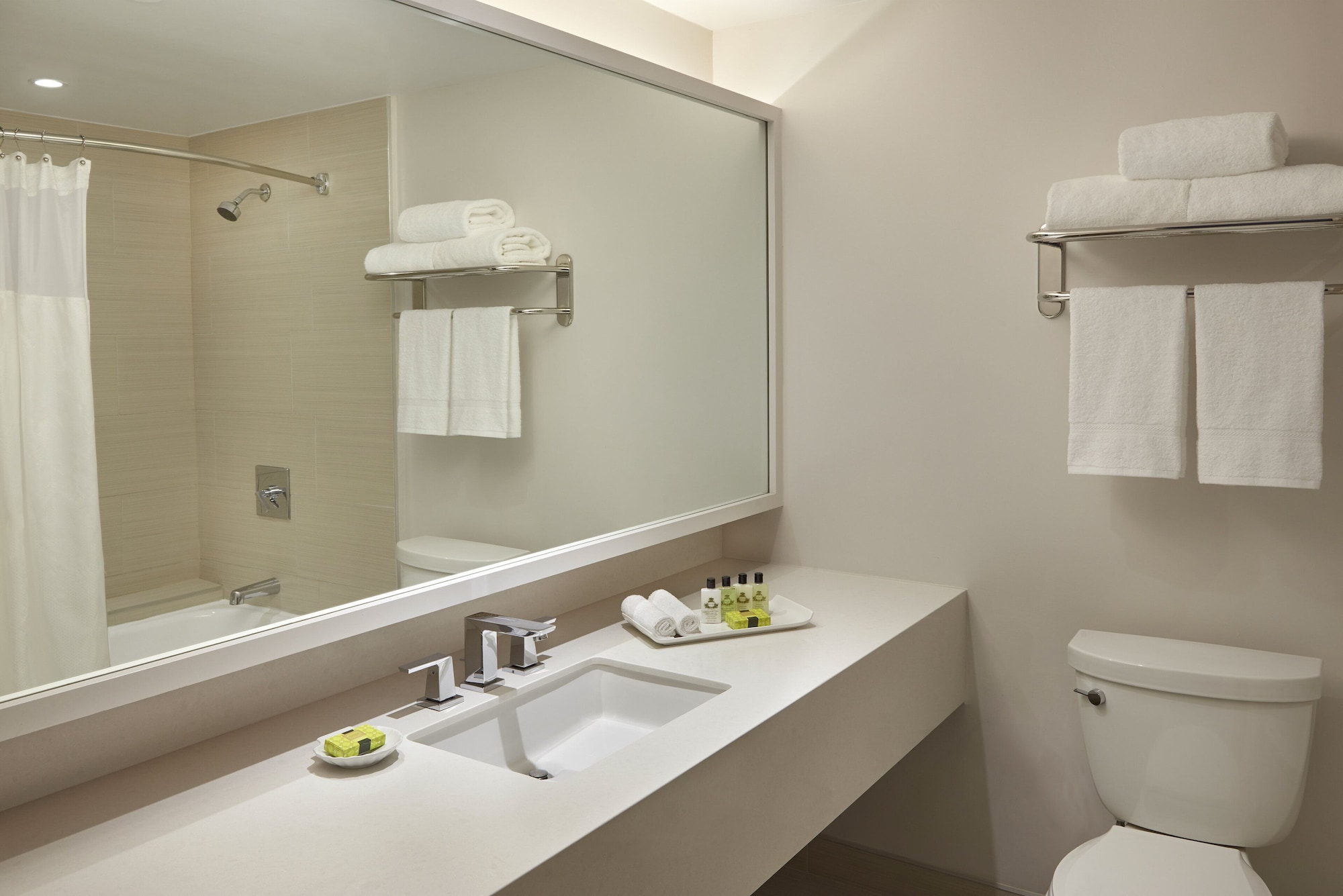 غرفة بريميوم بسريرين كوين في طابق مرتفع، INTERCONTINENTAL TORONTO CENTRE 7/8