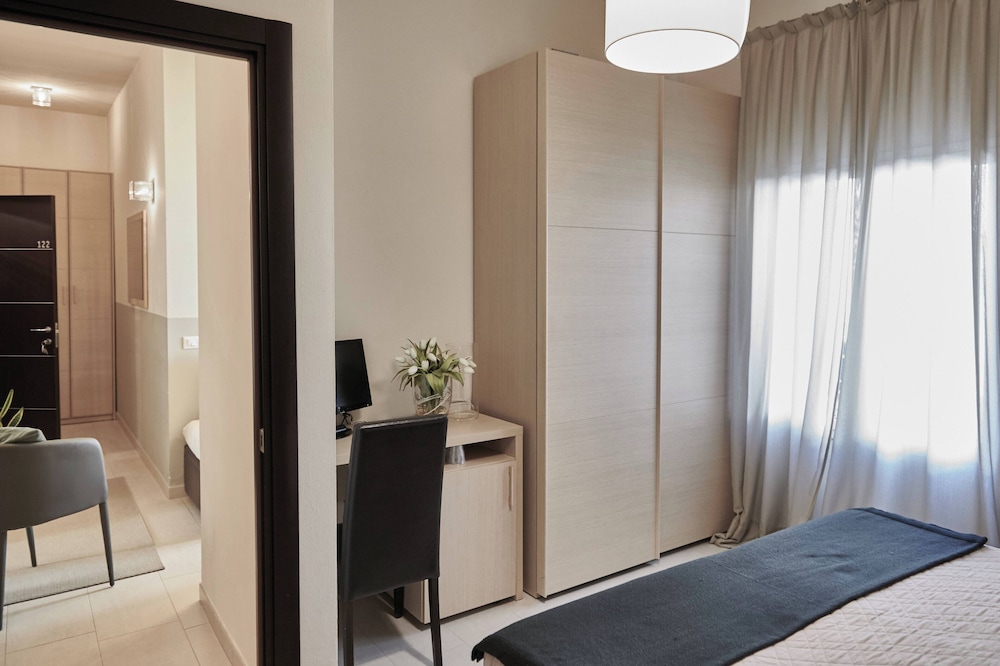 Rouge Hotel International 30/50