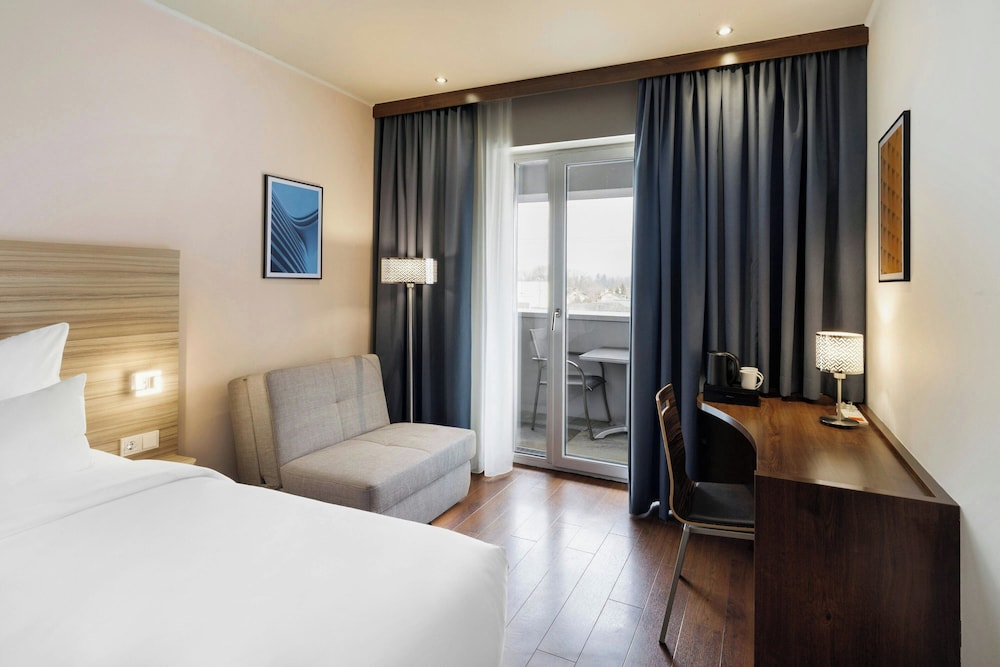 STANDARD, KING BED, CITY VIEW, BALCONY
