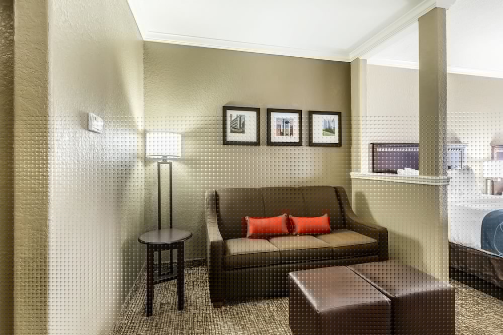 Comfort Suites Houston IAH Airport - Beltway 8 26/45