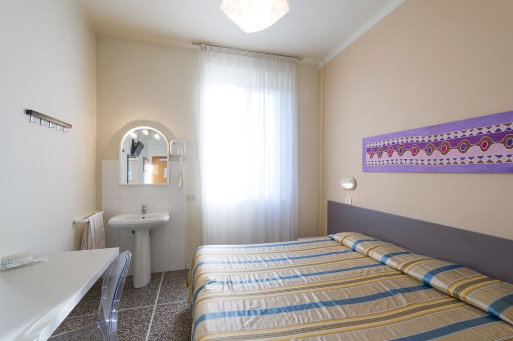 ROOM, QUEEN BED, SHARED BATHROOM