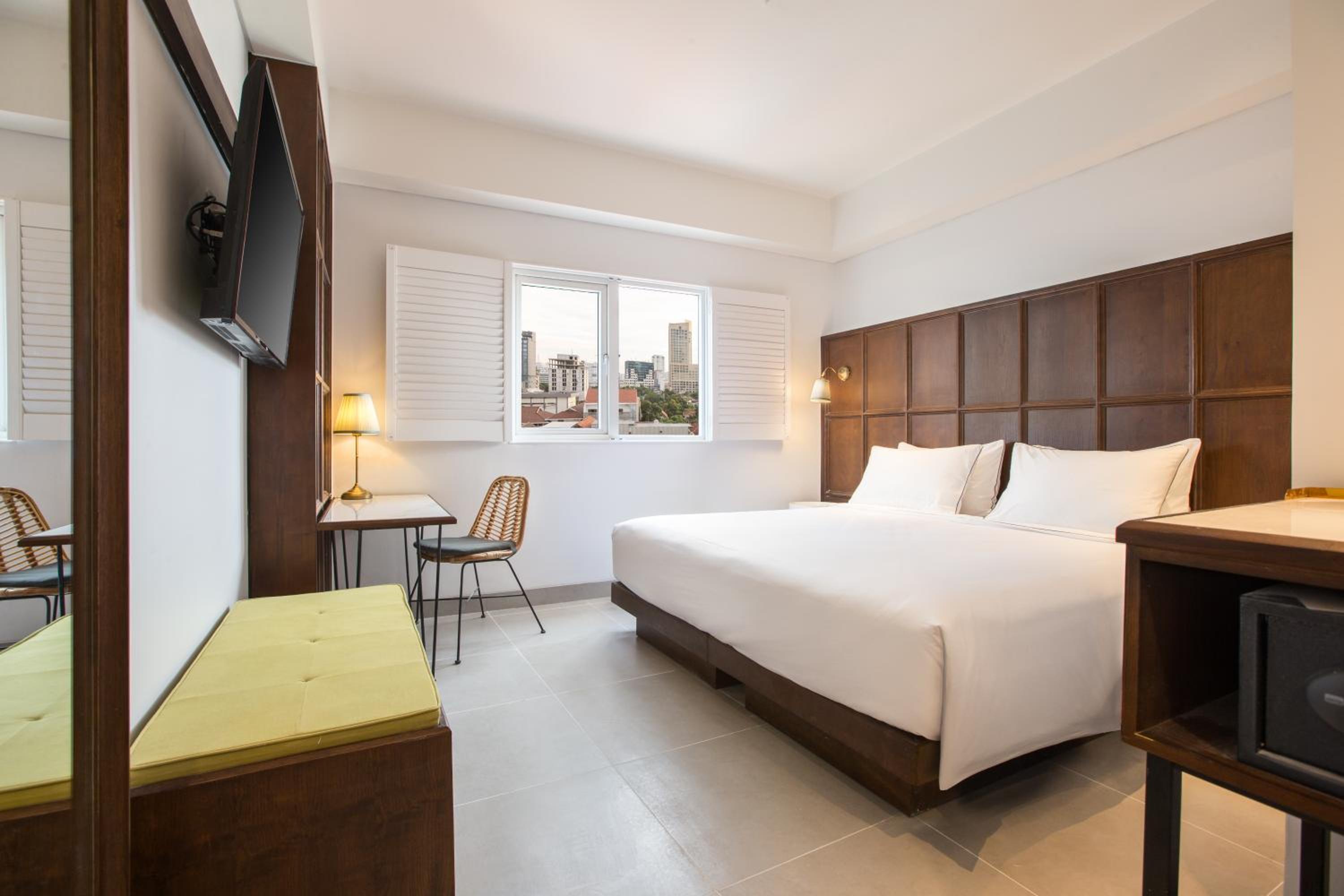 Hollywood, Champ, Queen Bed, City View