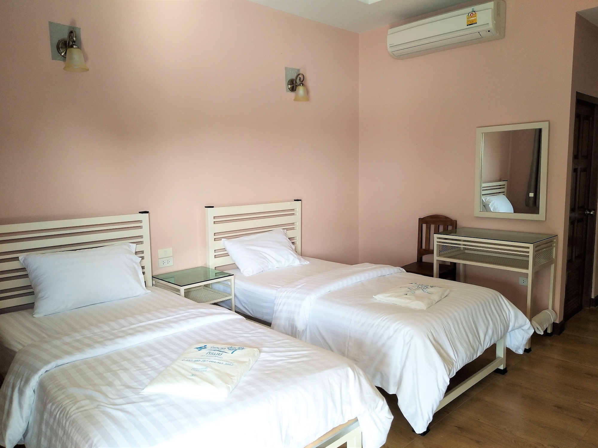 FAMILY, TWIN BEDS, LAKE SIDE