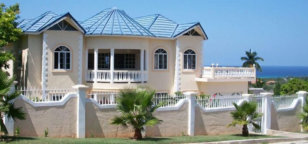 Celebrity Villa Jamaica 4/50