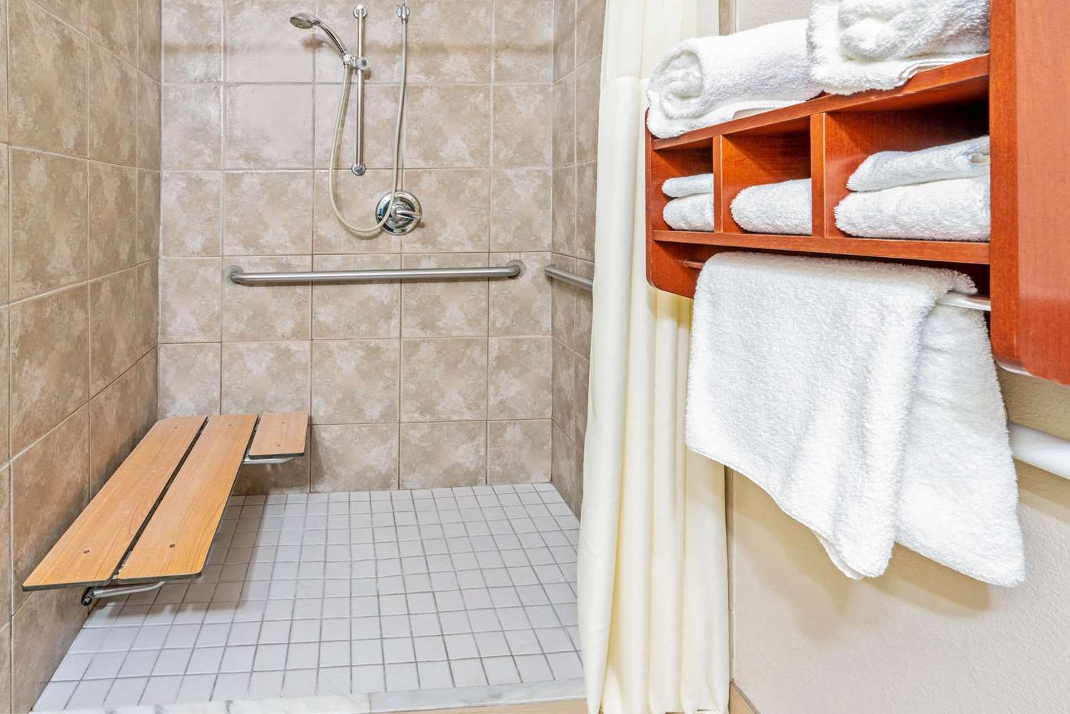 La Quinta Inn & Suites by Wyndham Midwest City - Tinker AFB 13/14