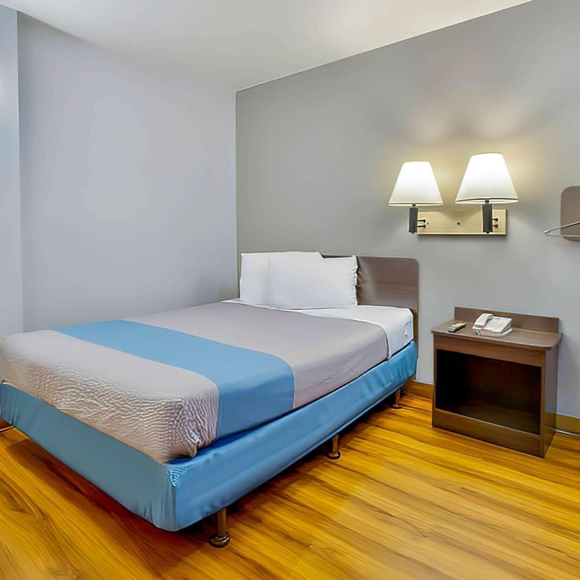 1 Queen Bed - Mobility Accessible Ri Shwr