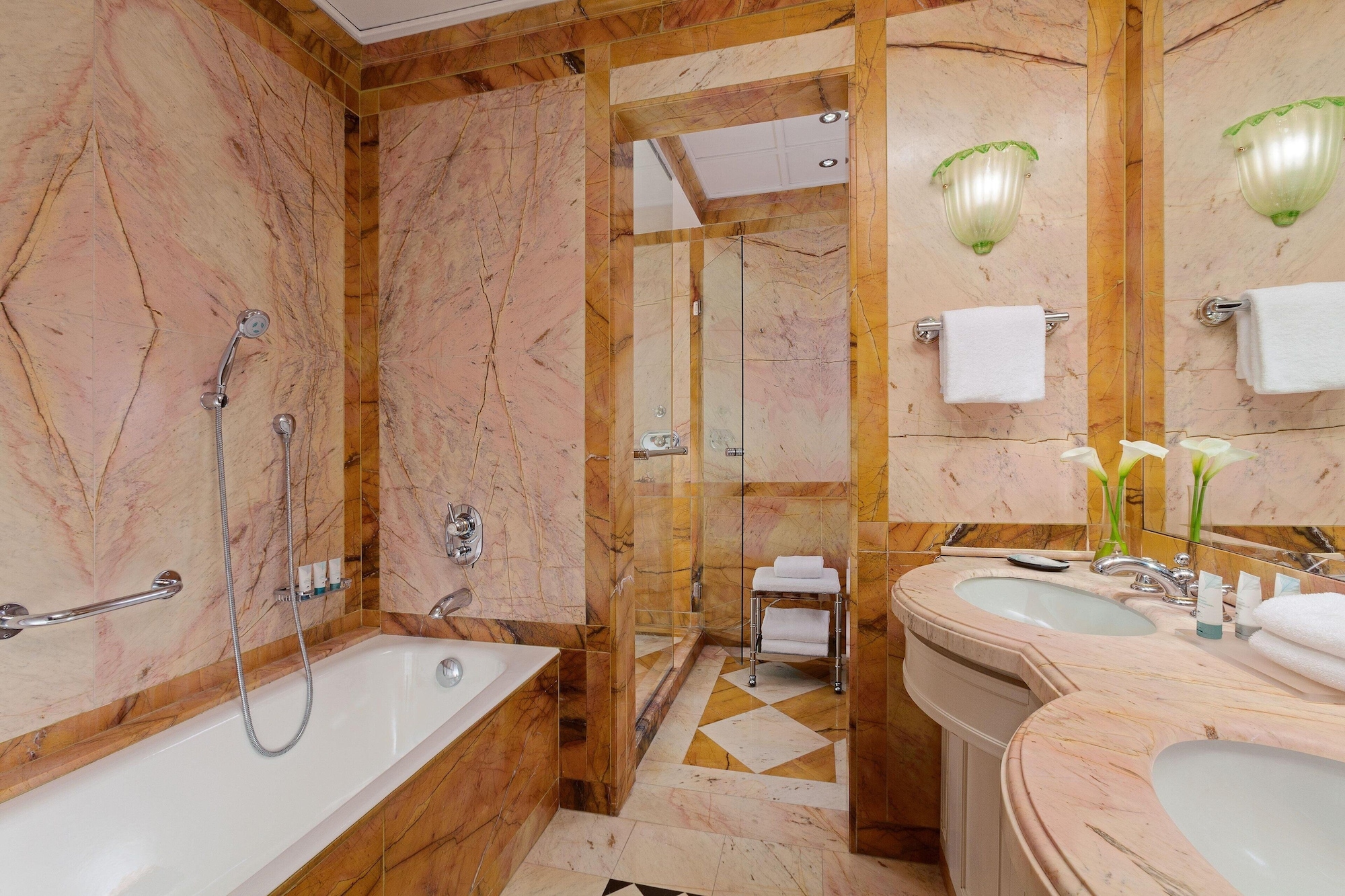غرفة غراند بسرير كينج للمدخنين، The Westin Excelsior Roma 5/7