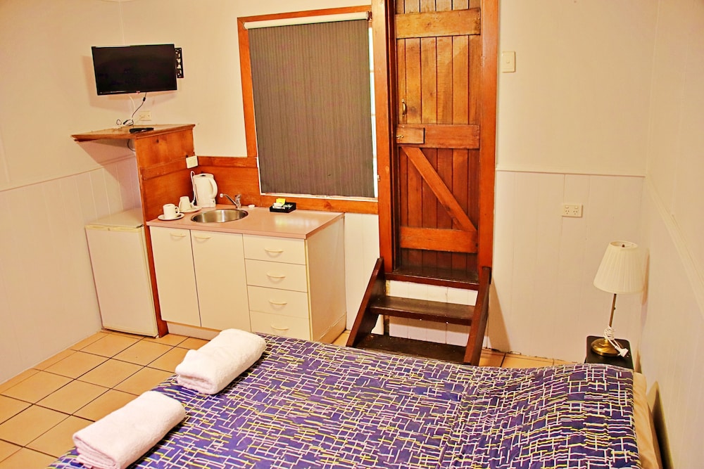 BRISBANE MANOR HOTEL 53/60