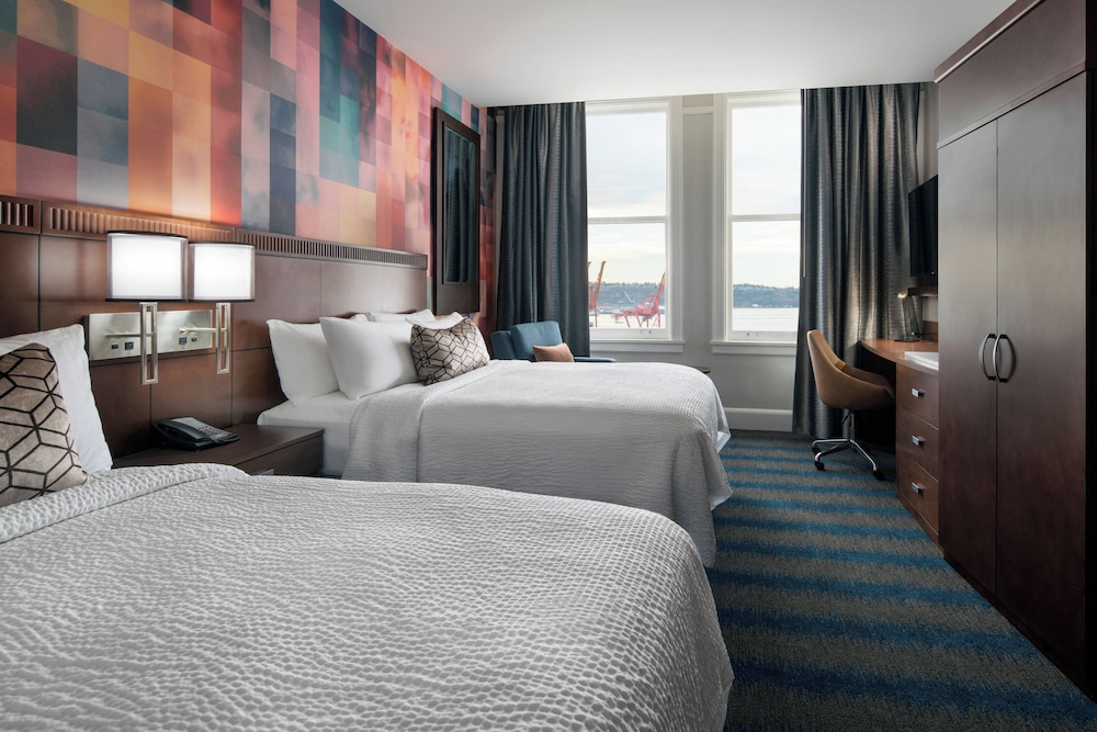 Room, 2 Queen Beds, Water View