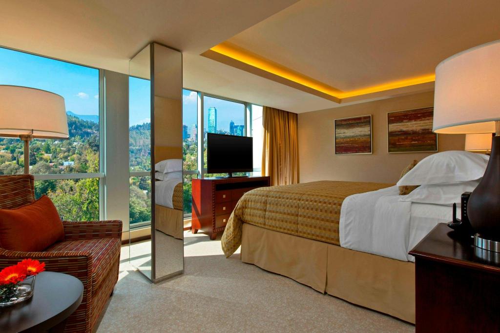 Governor, Suite, King Bed, Club Lounge Access