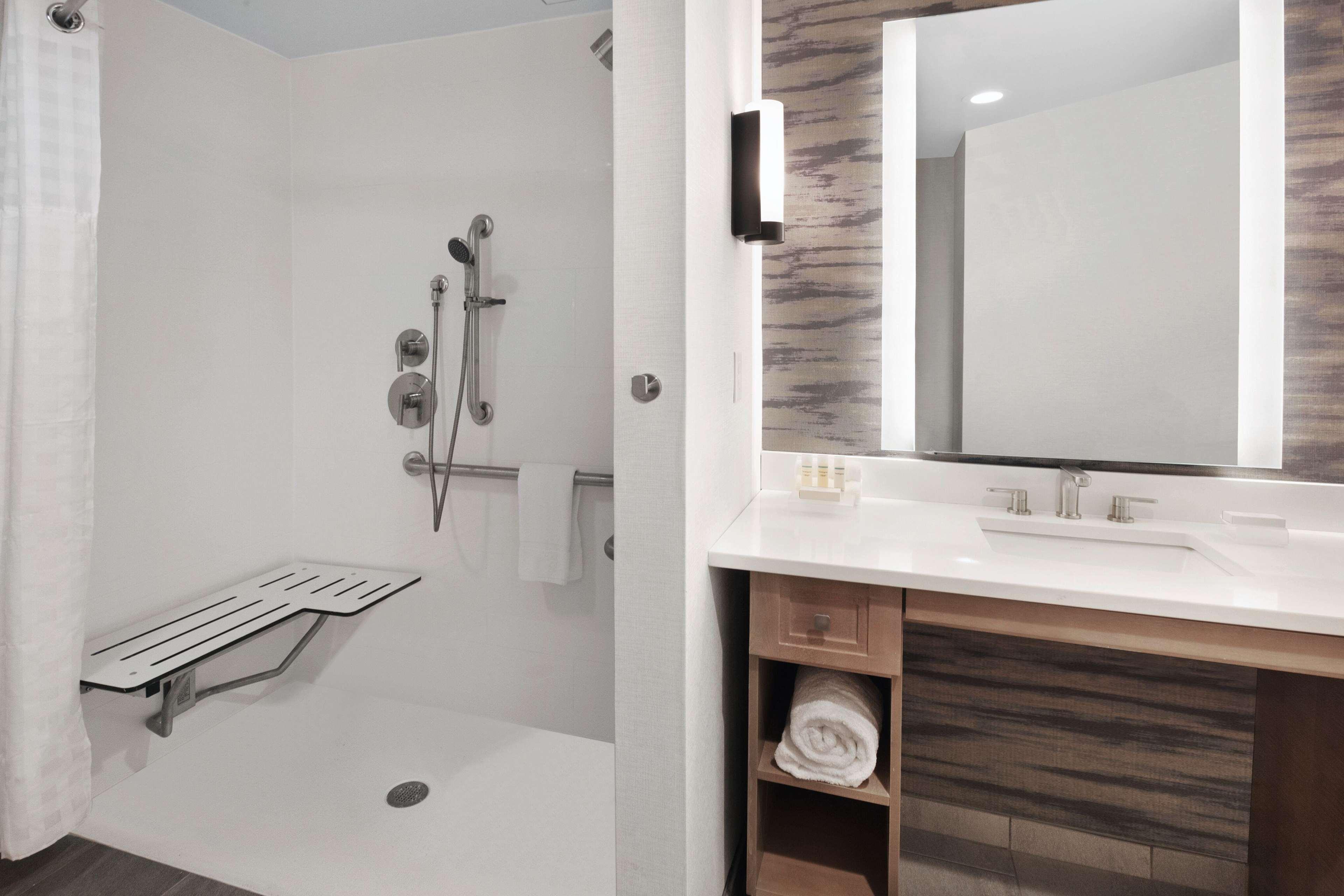 Room, 2 Queen Beds, Water View, Accessible