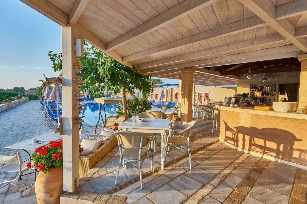 Golden Bay Apartments-Garden Haven 20/87