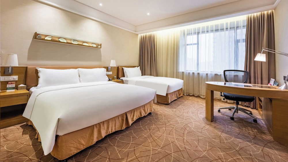 غرفة بريميوم بسرير مزدوج وسرير فردي مع دخول صالة النادي مع دخول الصالة، Holiday Inn Xian Big Goose Pagoda 5/8