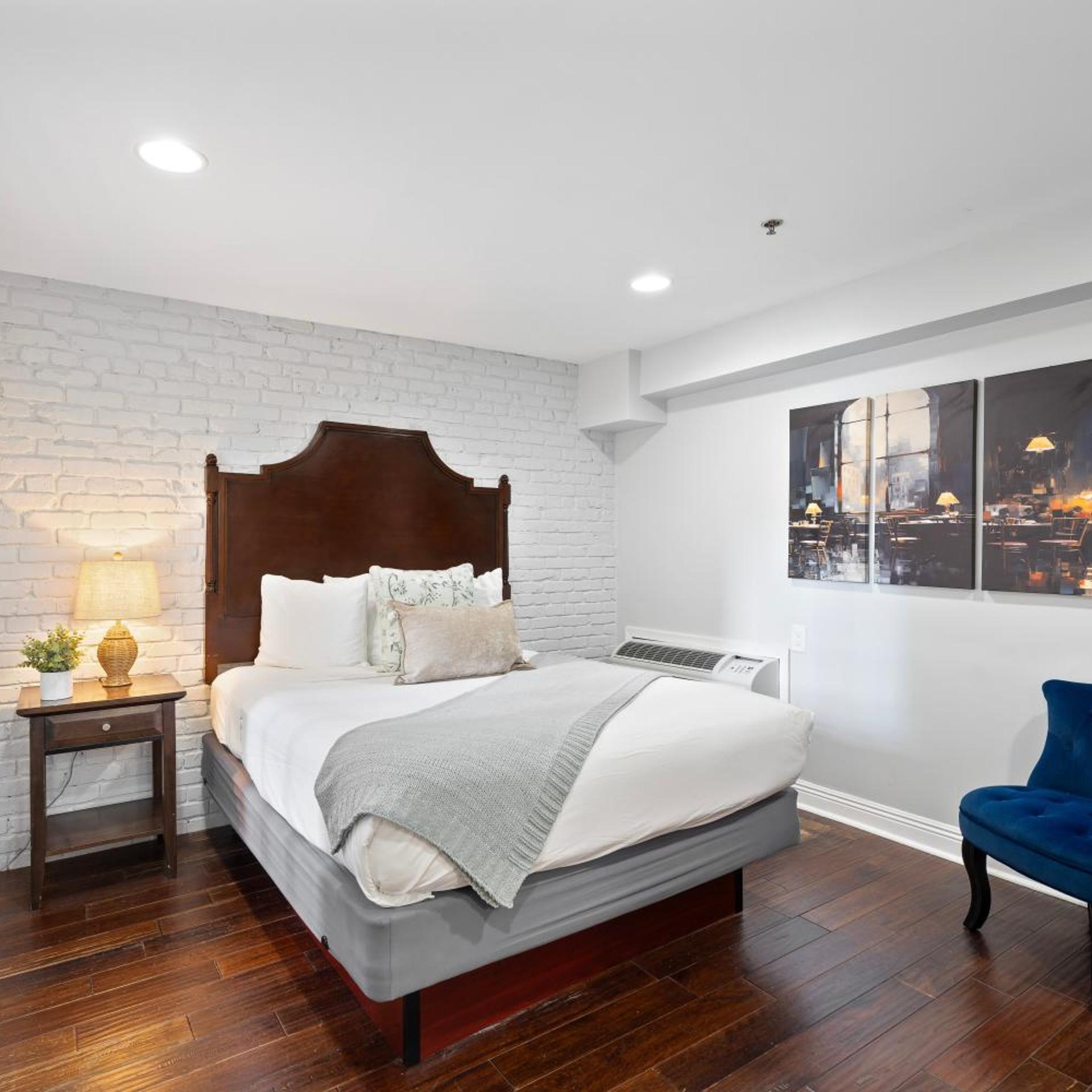 Standard, Queen Bed