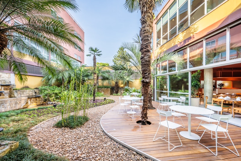 Almenat Embu das Artes, Tapestry Collection by Hilton 30/31
