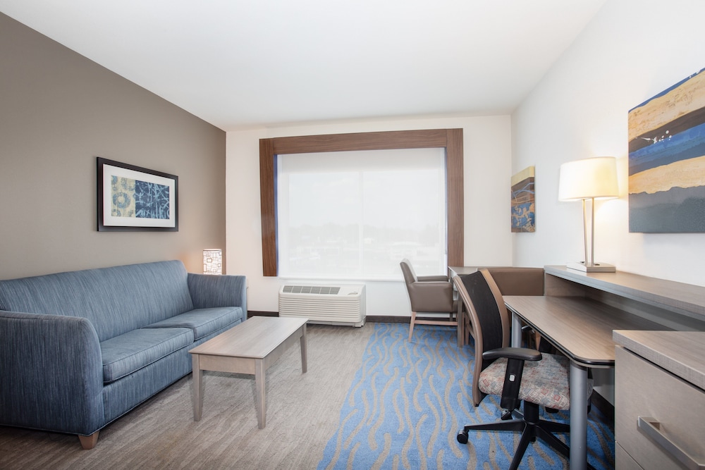 Holiday Inn Express Suites Great Bend 34/53