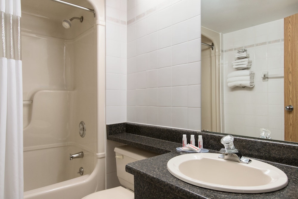 جناح بسرير كينج، Days Inn By Wyndham Orillia 4/6