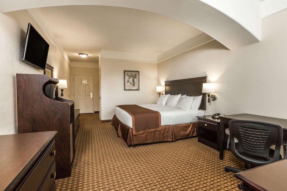 Baymont By Wyndham Galveston 6/30