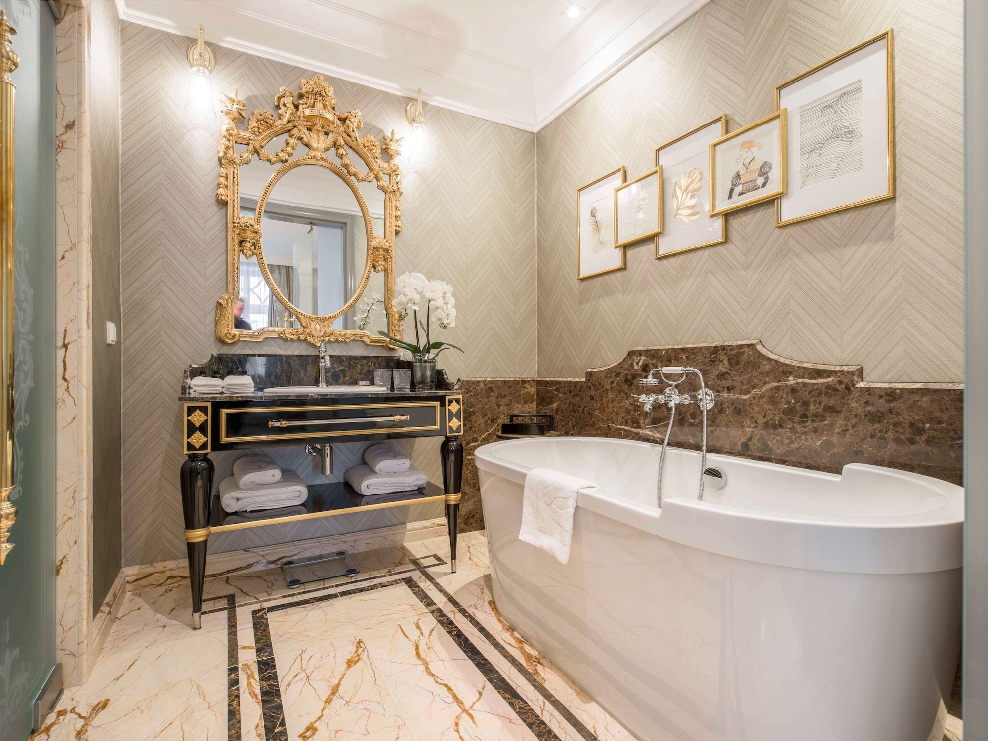 EXECUTIVE, SUITE, KING BED