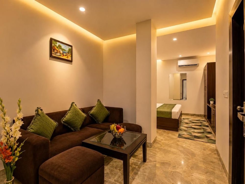 La Sapphire Hotel 35/50