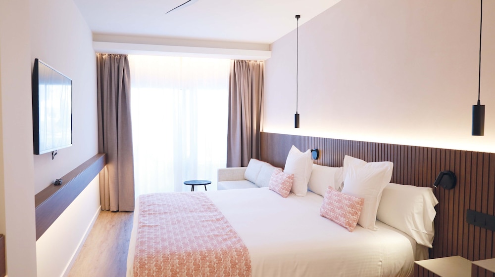 ROOM, DOUBLE OR TWIN BED, BALCONY
