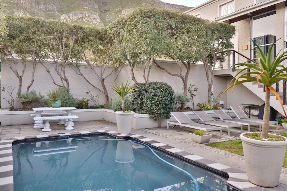Hermanus Lodge on the Green 5/72