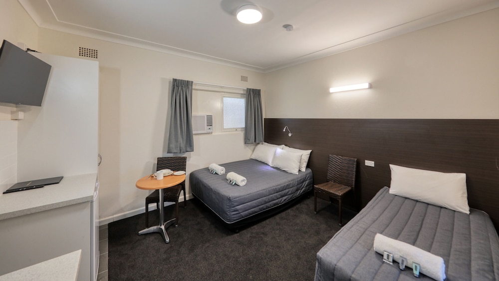 COWRA MOTOR INN 24/65