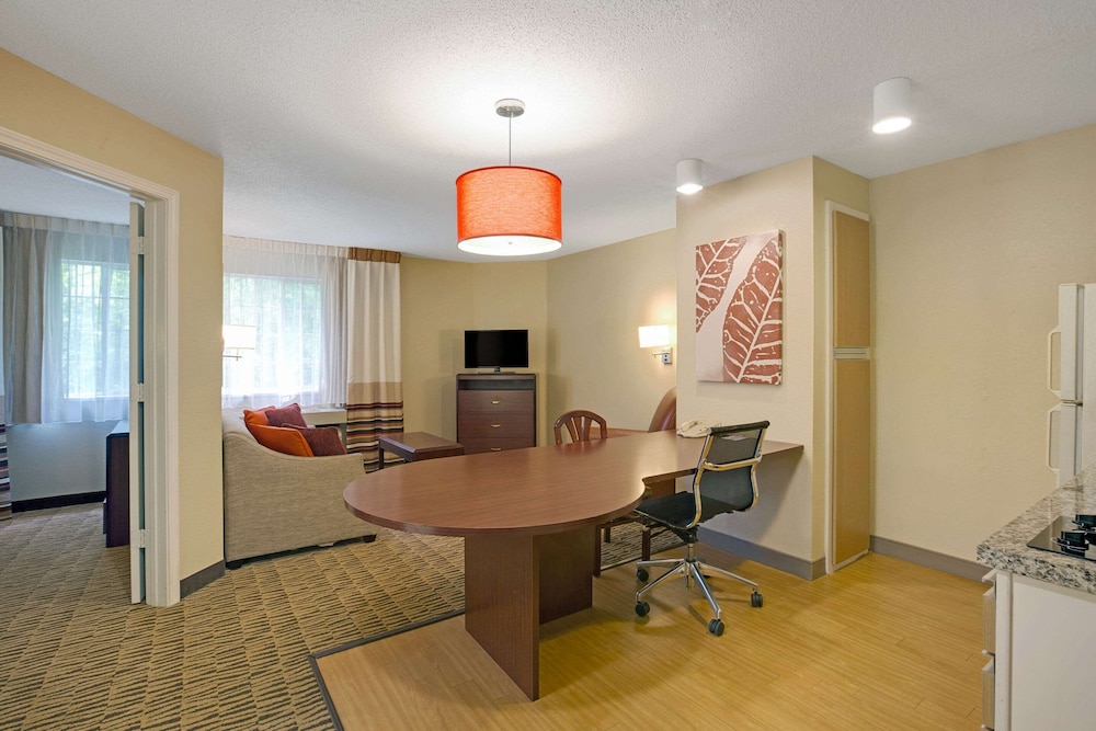MainStay Suites Cincinnati Blue Ash 18/20