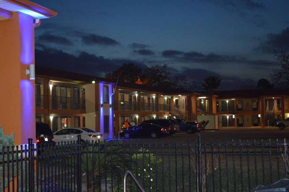 Econo Lodge Lake Charles University Area 8/48