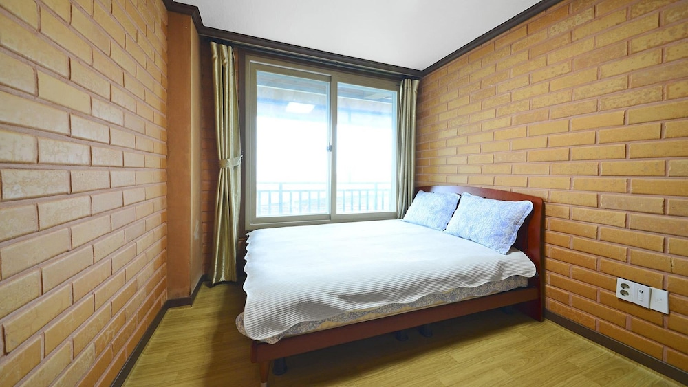 Yeosu Hwangto Pension 18/50
