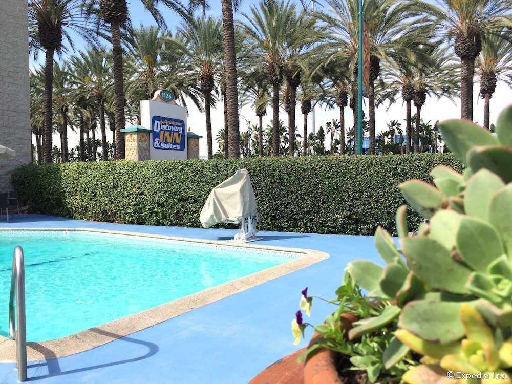 Anaheim Discovery Inn Suites 64/68