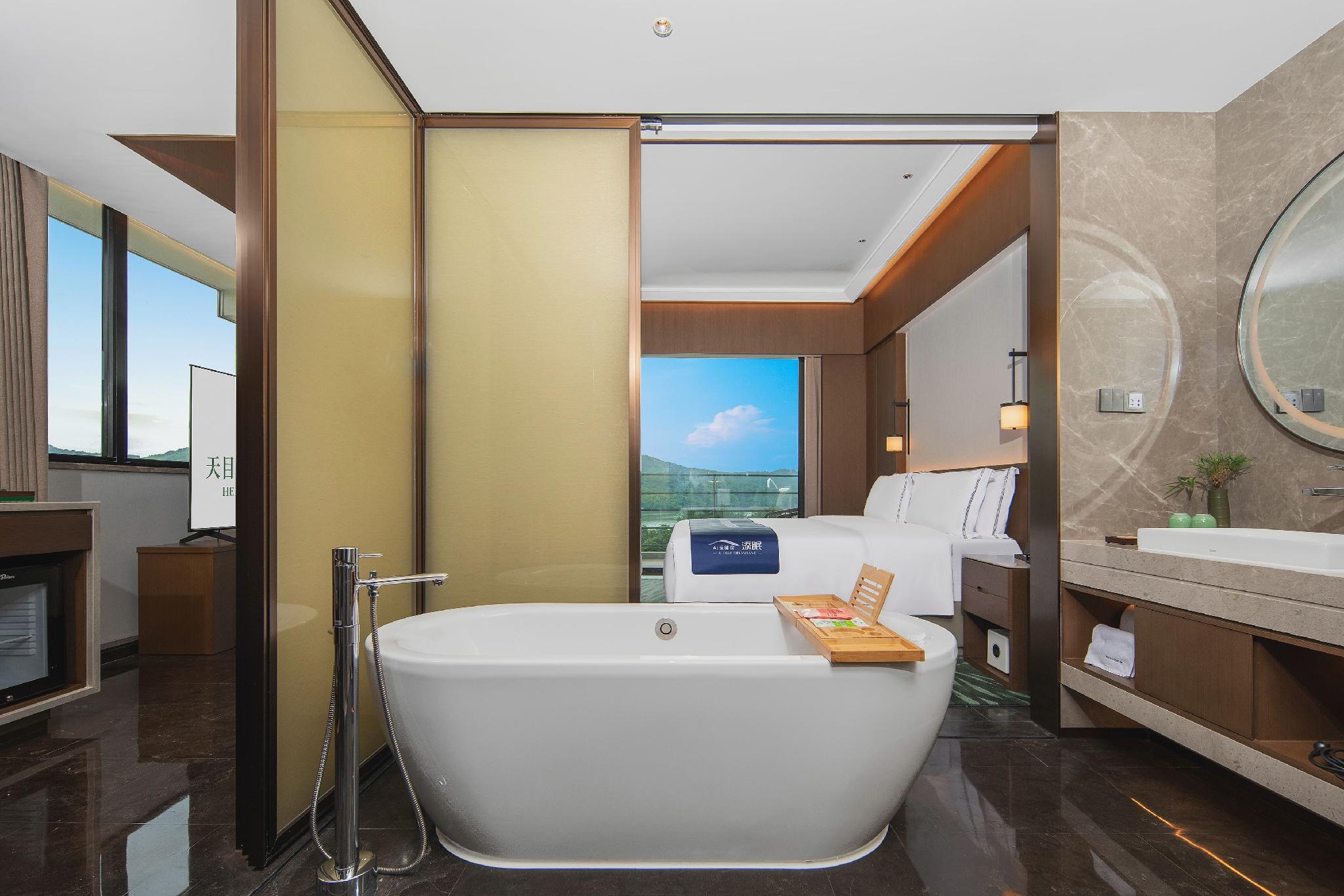 Hentique Resort & Spa 48/53