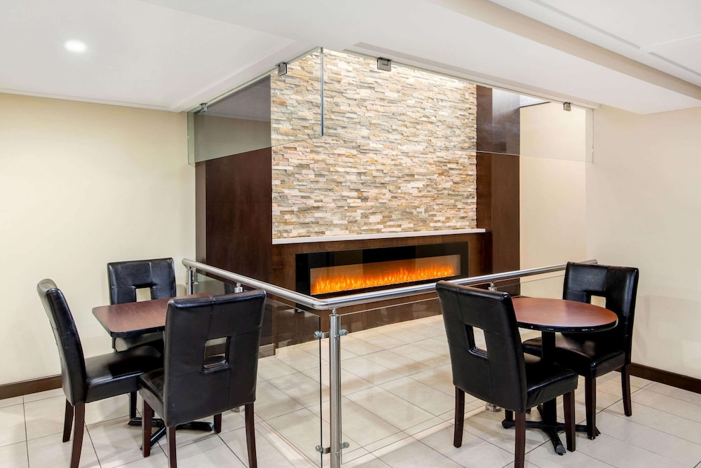 La Quinta Inn & Suites by Wyndham Oshawa 34/48