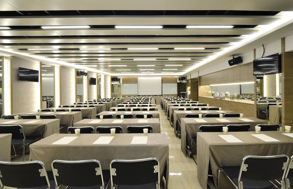 Tsun Huang Hotel 57/62