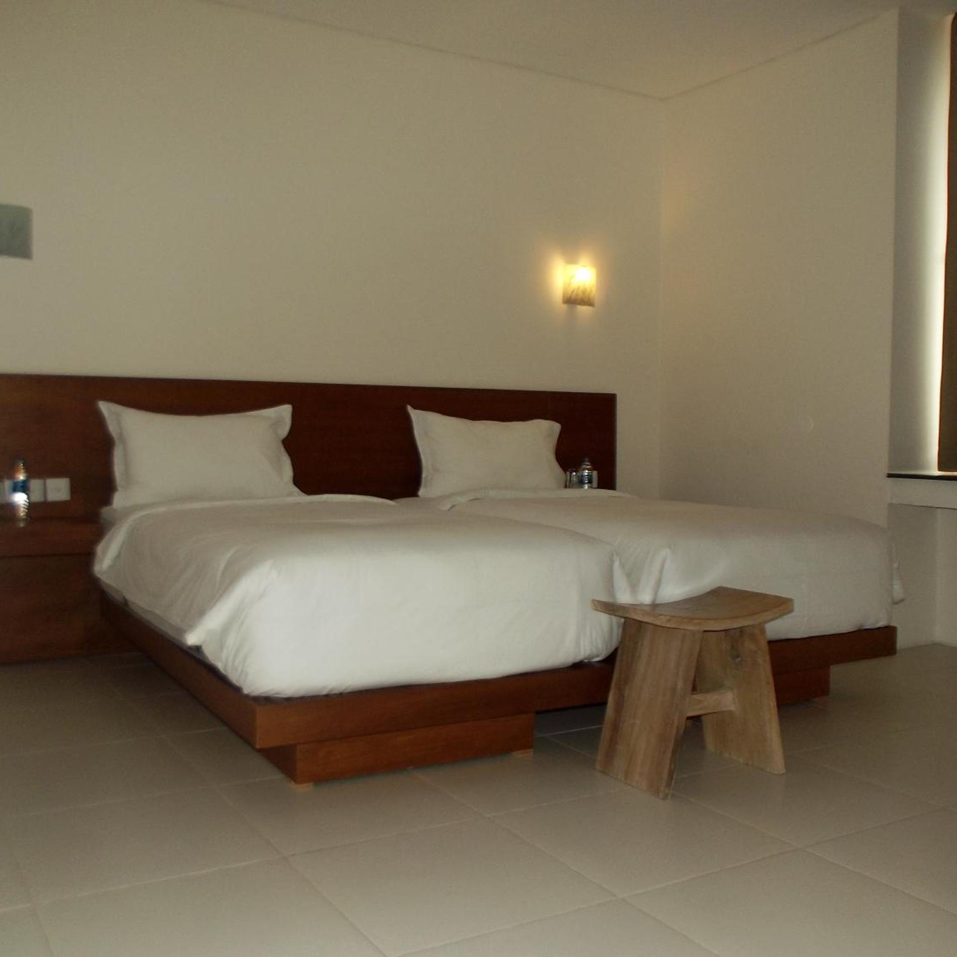 L Bajo Hotel 6/37