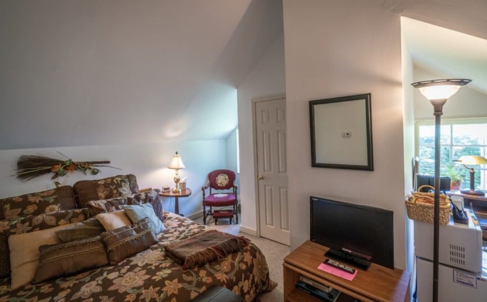 Stone Haus Bed & Breakfast 11/20