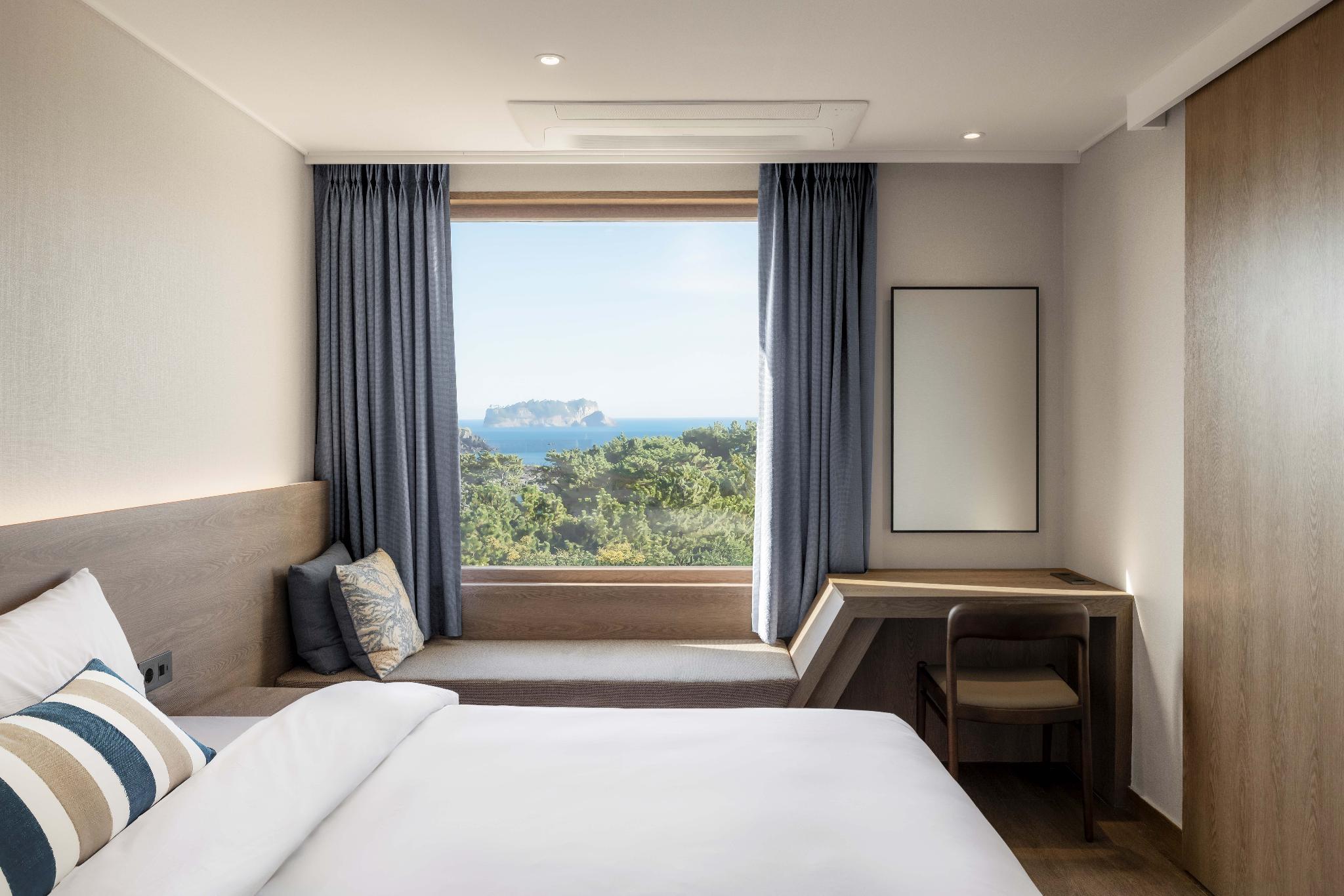 Kensington, Renovated, Premier, Double and Twin Beds, Ocean View