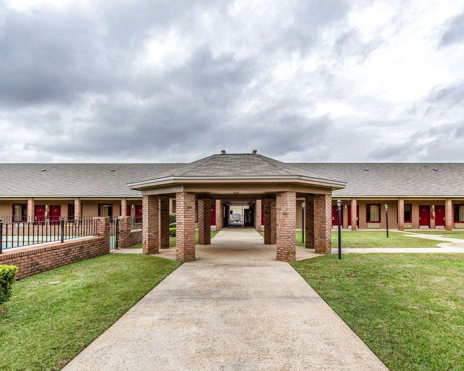 Econo Lodge Inn & Suites Enterprise, AL 31/33