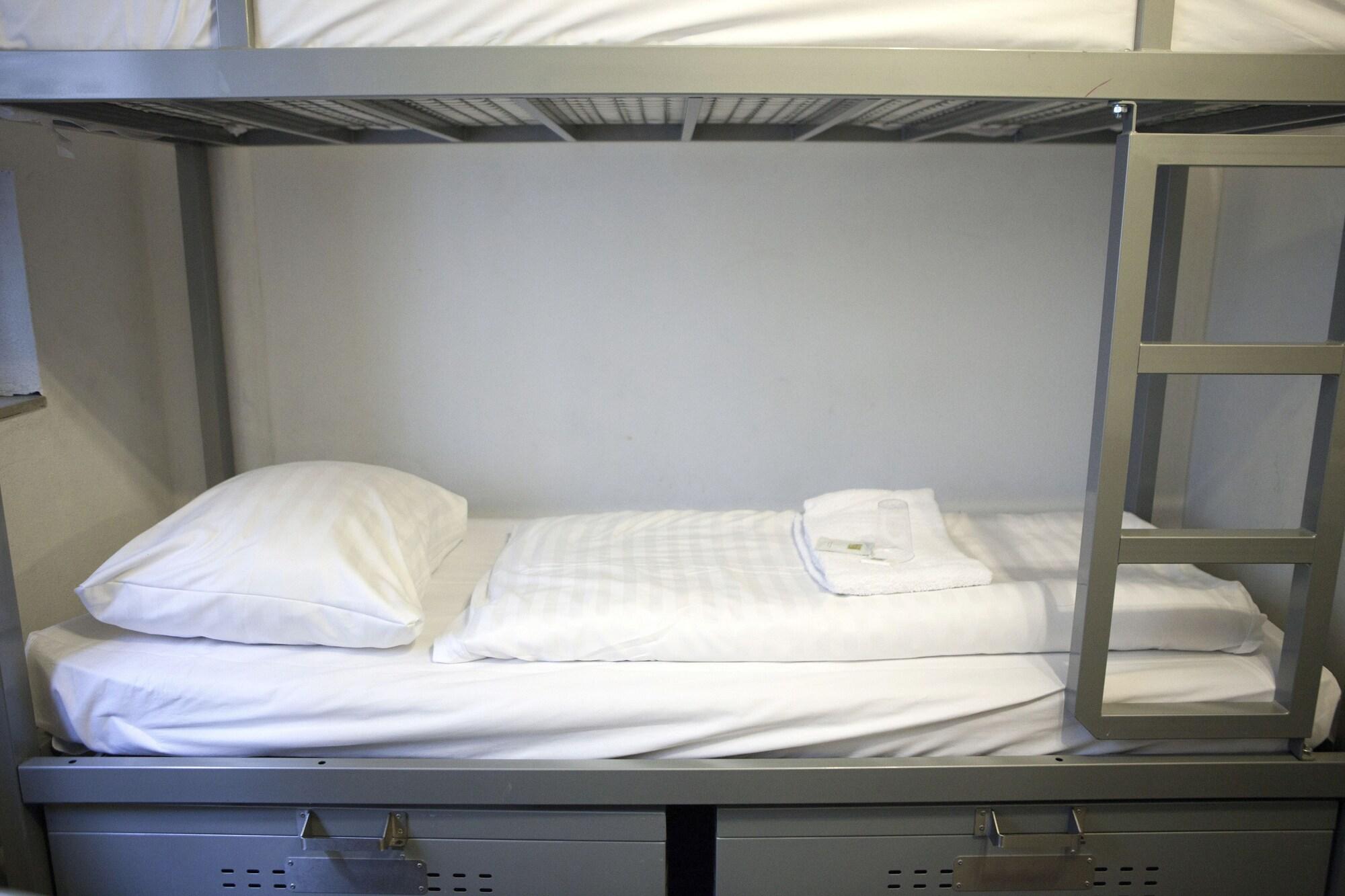 Female Dorm, 6 People